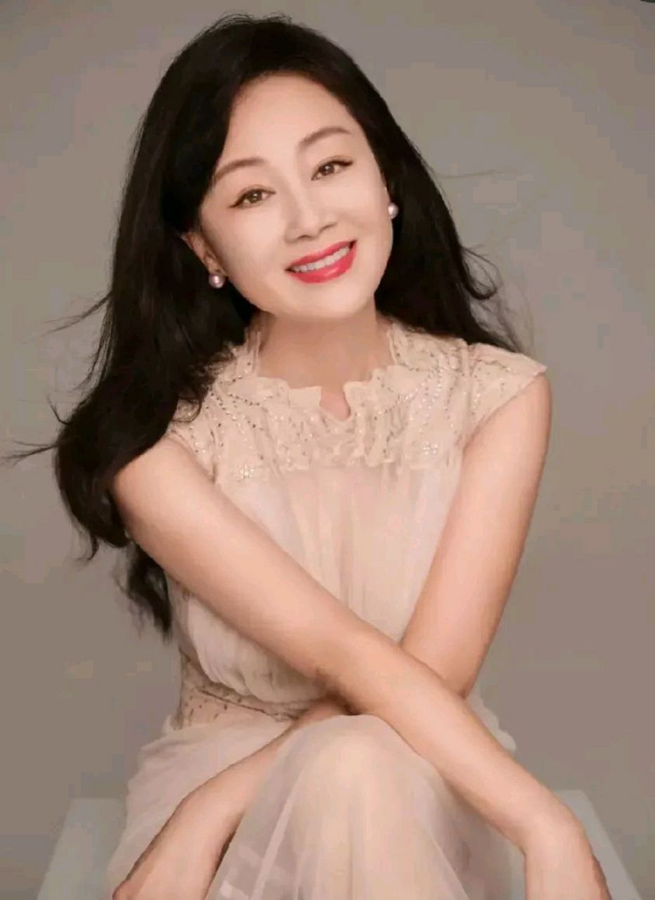 在中国影视圈里,实力演员王姬凭借着一颗执着的心和精湛的演技,征服了