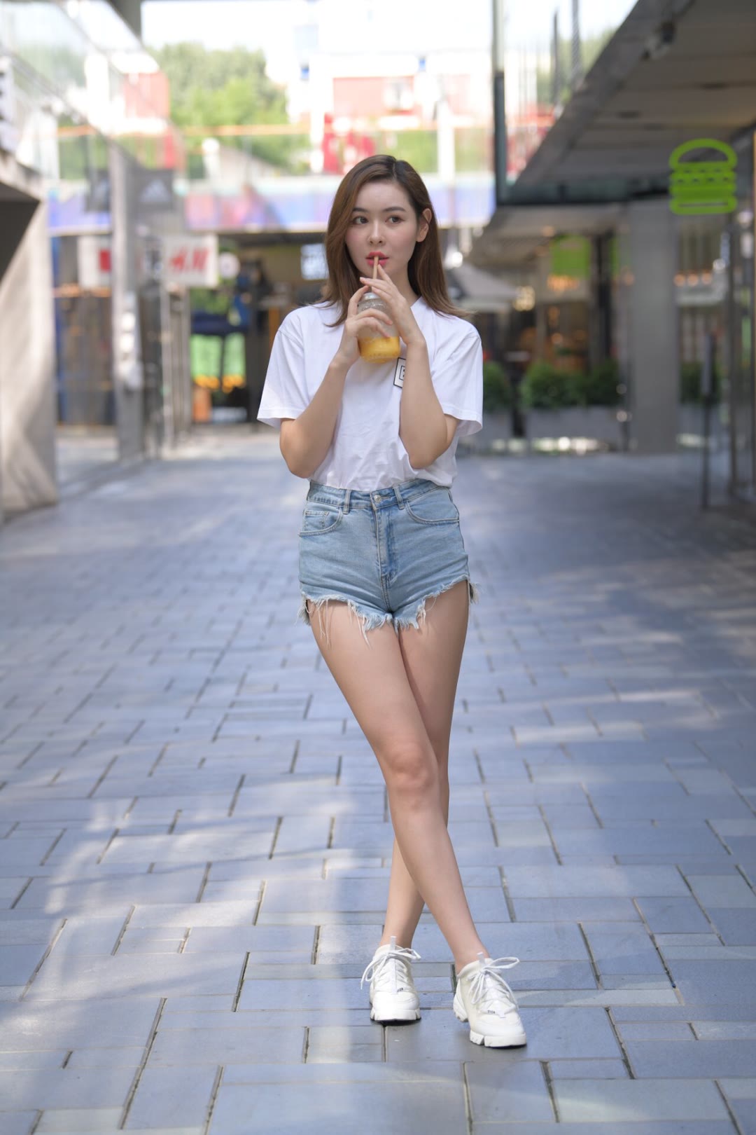 街拍美女,蓝色牛仔裤小姐姐,短裤牛仔彰显一双大长腿!