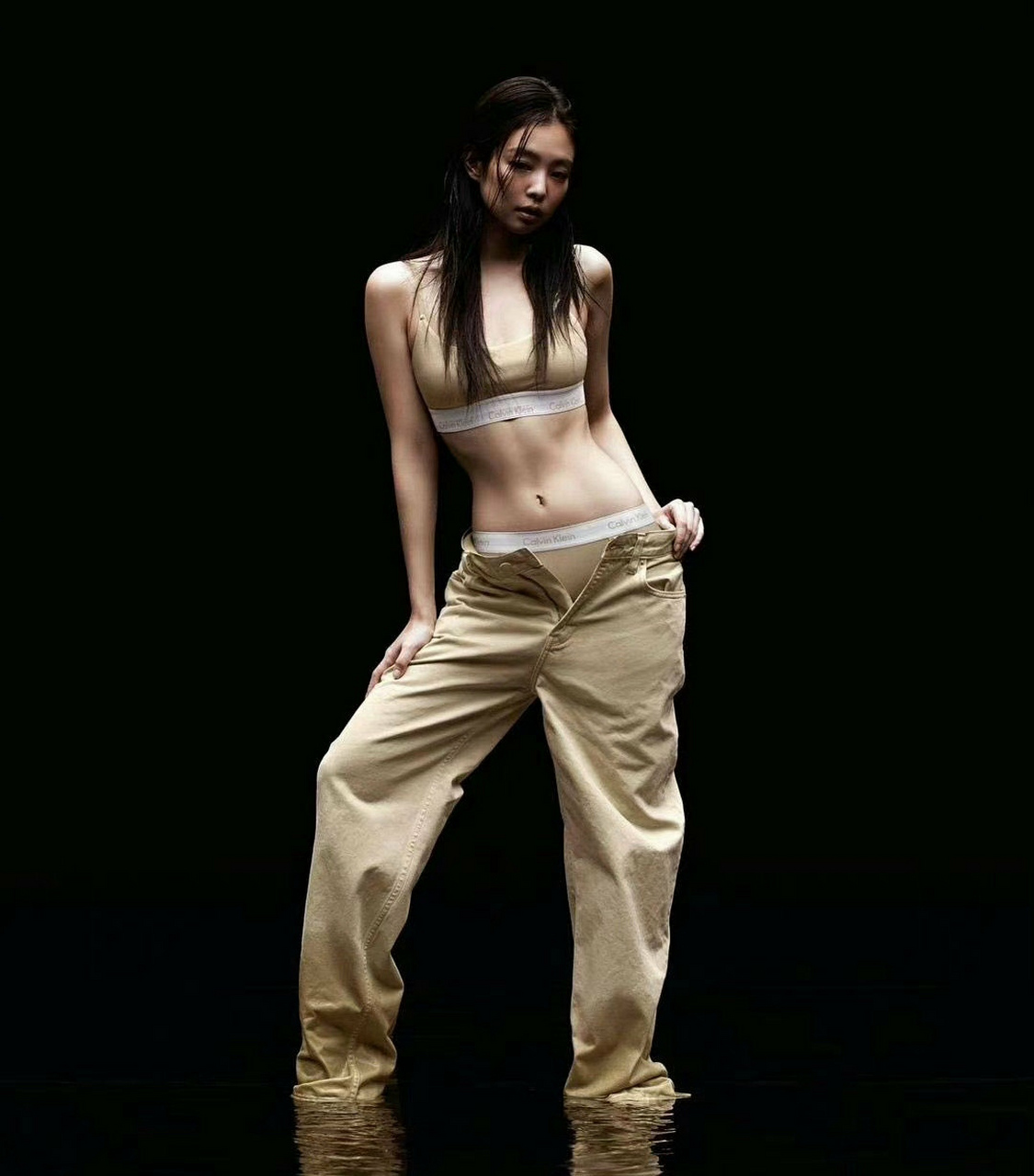 jennie最新ck代言物料,火辣的身材,性感的腹肌,小麦色的皮肤,斯哈斯哈