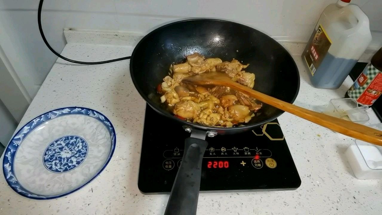 雨天,做个小鸡炖蘑菇,满满一锅,黄黄的鸡汤,香气四溢