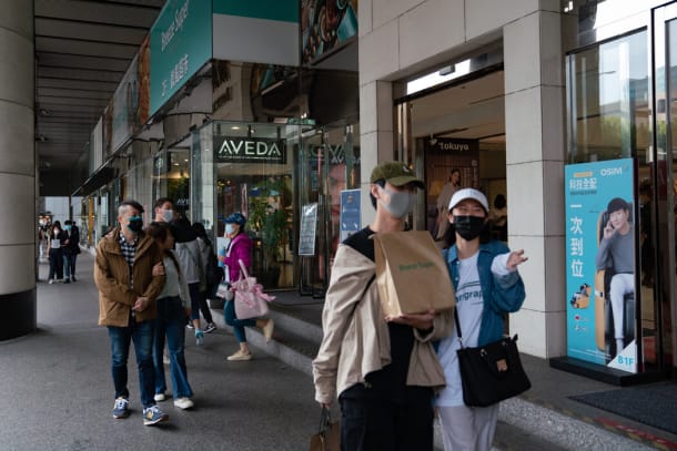 戴口罩、测体温和手部消毒在台北和台湾其他地方很常见。除此之外,生活正常得令人吃惊。