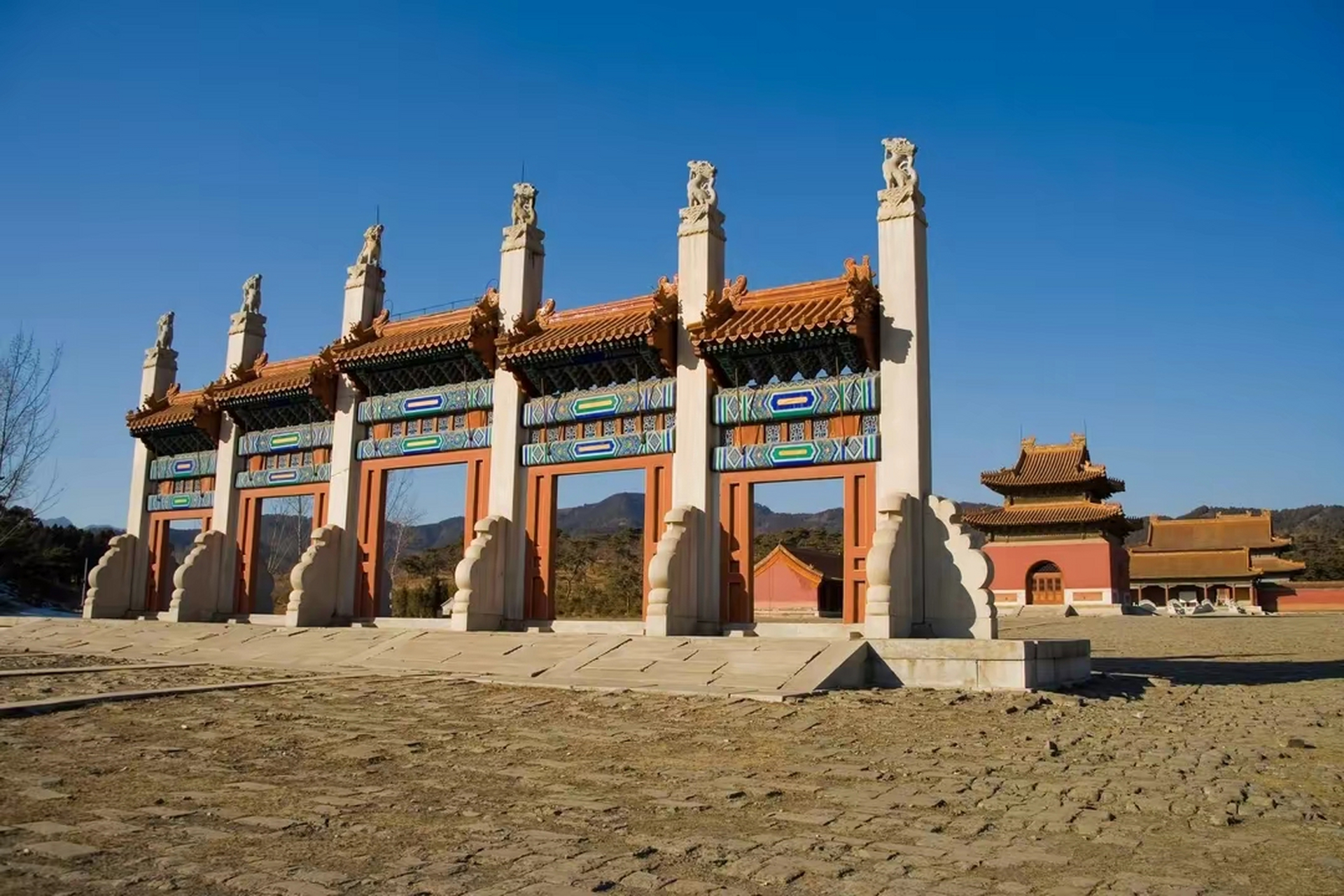 清东陵也是被盗,被挖得最惨的一座,单单一个孙殿英就让皇家陵园恐惧