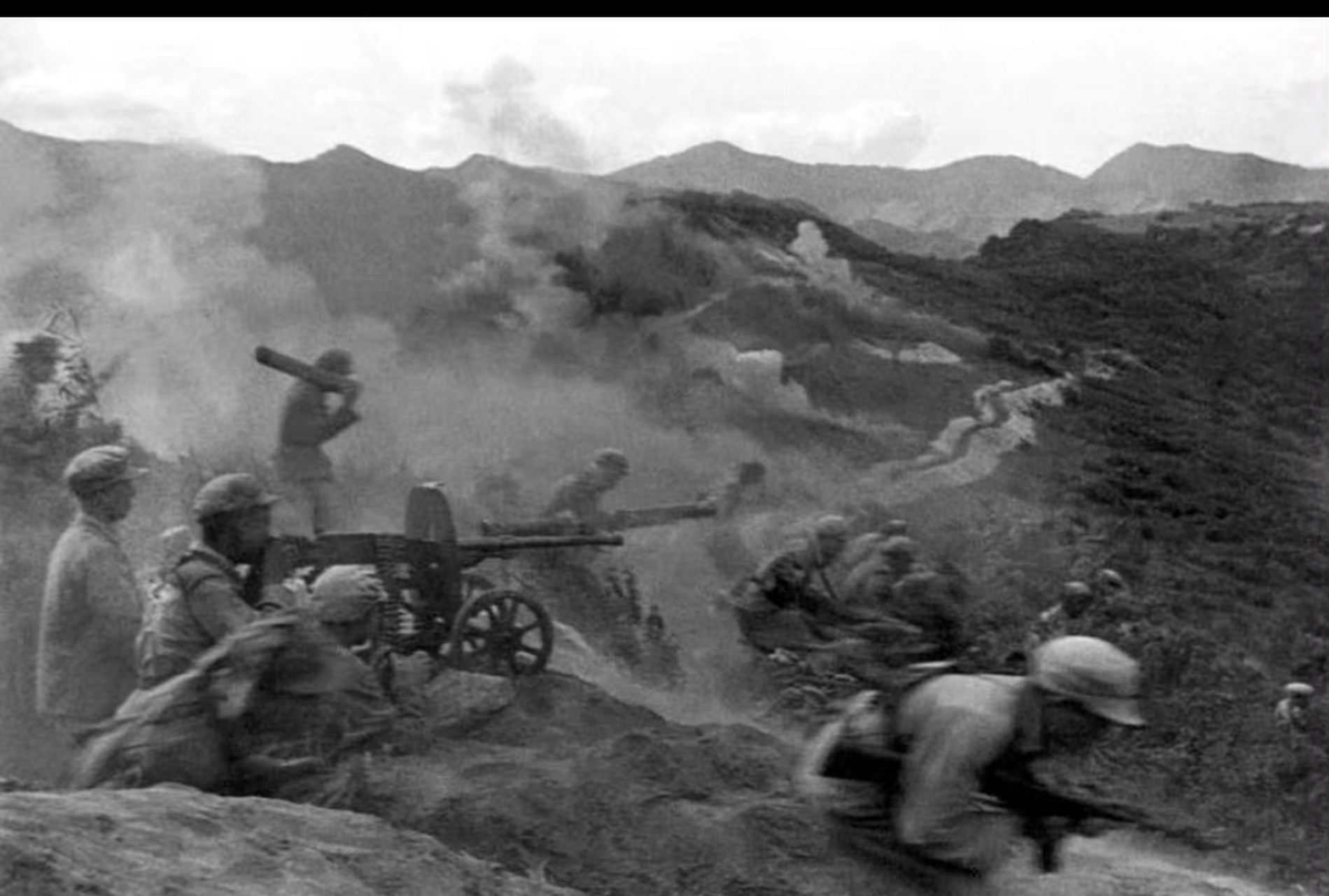 这是1951年,志愿军士兵们冲出战壕,战场实拍,相对于美军的先进武器