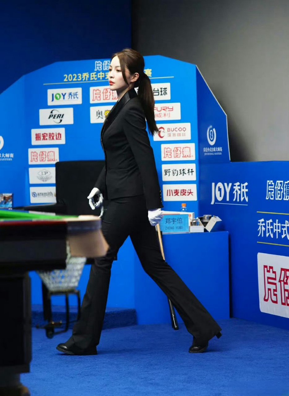 台球裁判王钟瑶 这职业装加上性感身材真的是太犯规.