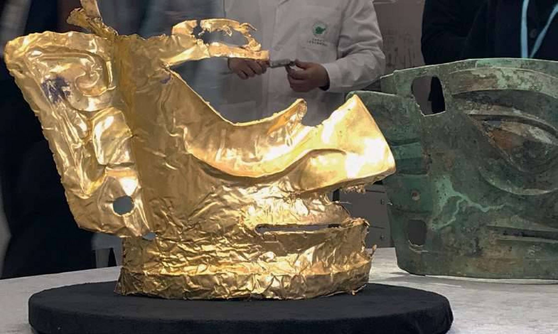 三星堆遗址五号祭祀坑中发现的半张残缺的黄金面具#传统文化# #三星堆