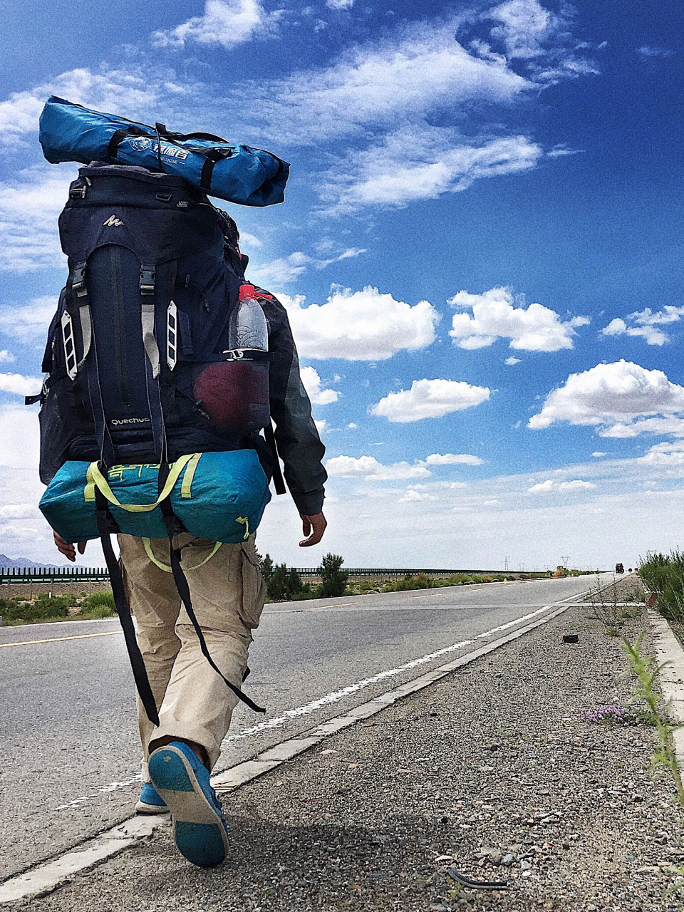 她有着一双明亮的眼睛,里面充满了对未来的期待