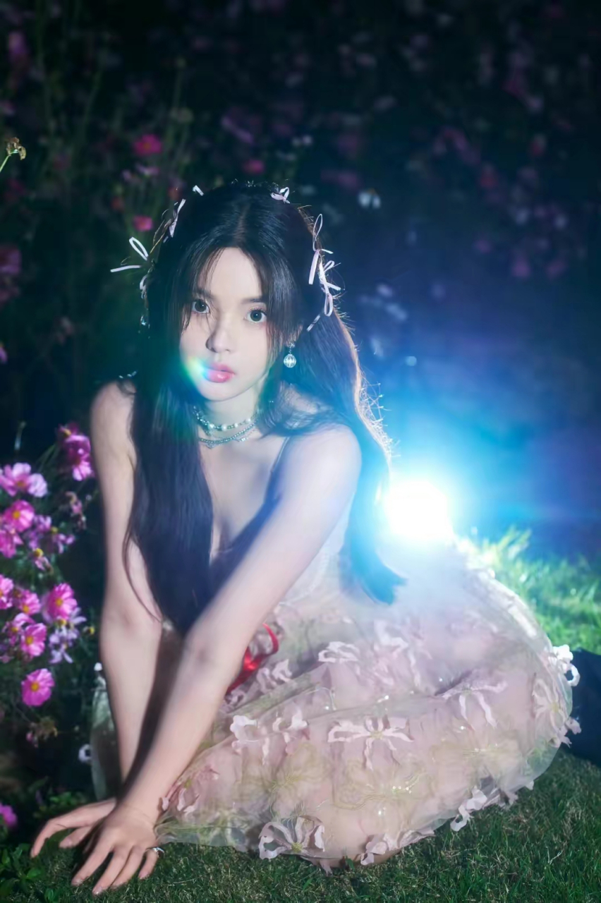 杨超越最新美照分享,粉色蝴蝶结吊带裙,置身花海,宛如花仙子  身着淡