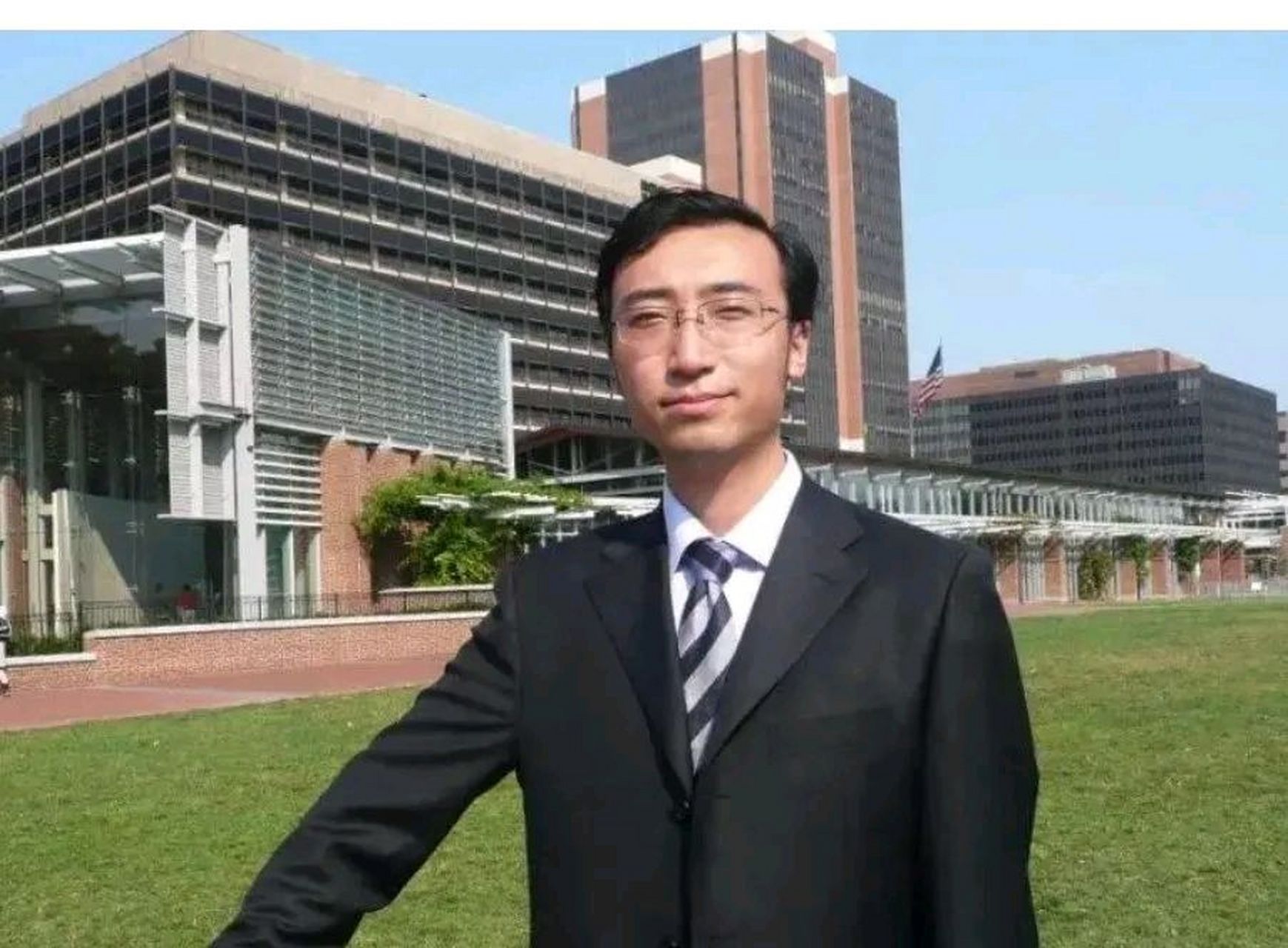 清华毕业的研究生李永乐跑到人大附中应聘老师,校长看完他厚得像书的