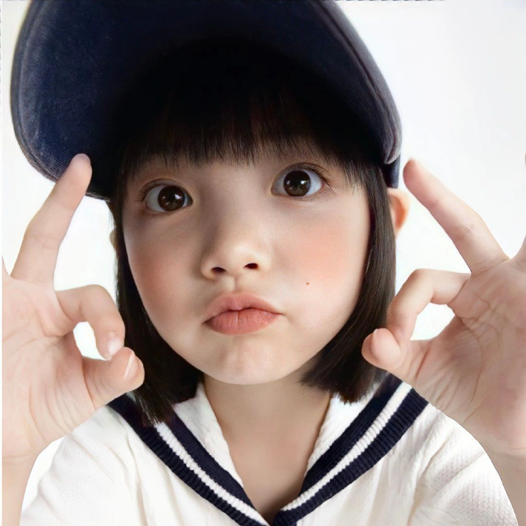 那是一面白色的墙,哪一章带木纹的桌子,那是一个红色的儿童的脸小孩逡