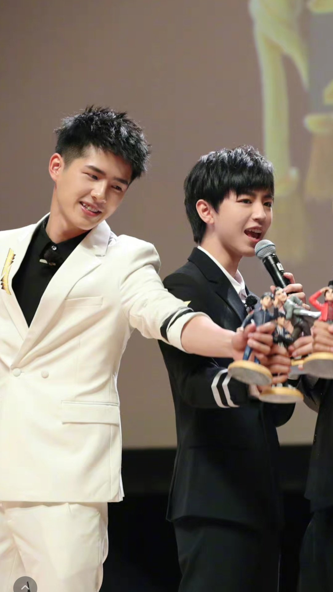 王俊凯称刘昊然唱歌是福利 是亲兄弟没错了