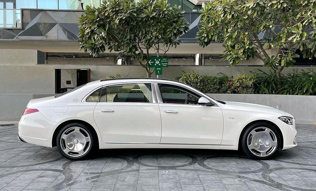 迈巴赫s680登场奔驰元素铁饼轮毂豪车范十足四座浅色内饰