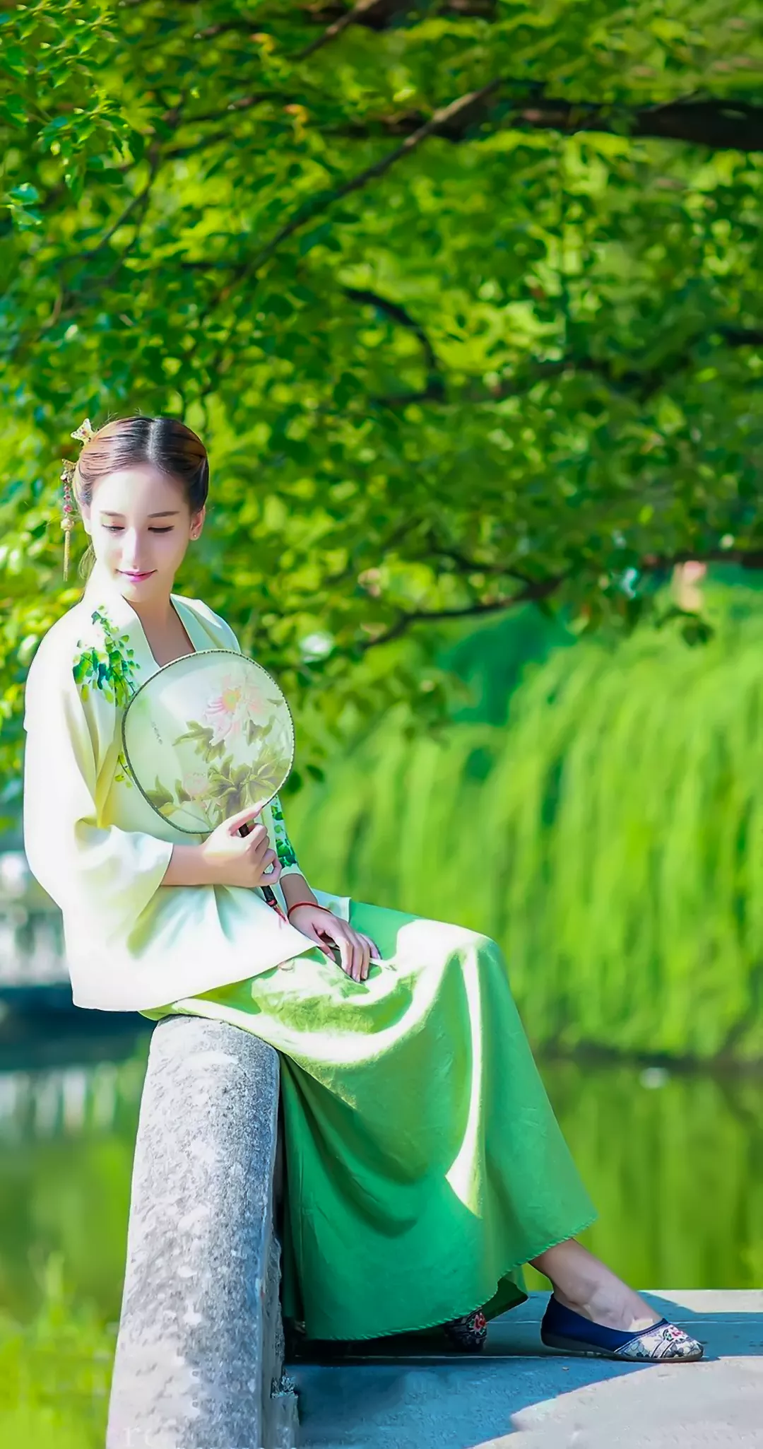有点混血味道的汉服小姐姐,江南四月,柳暗花明!