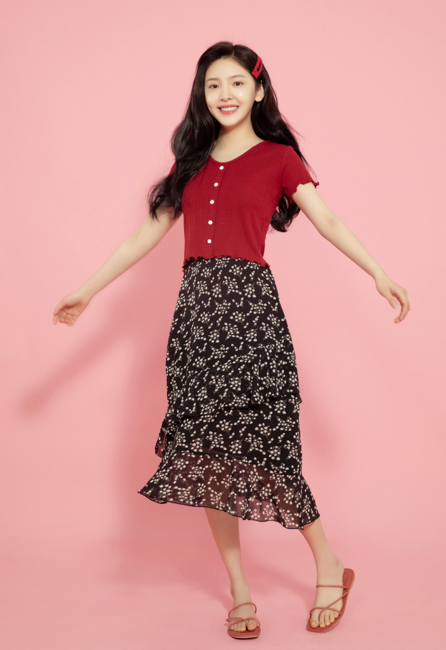 小仙女章若楠美脚照,若楠小姐姐的脚型很修长适合这款夹脚趾的凉拖鞋.