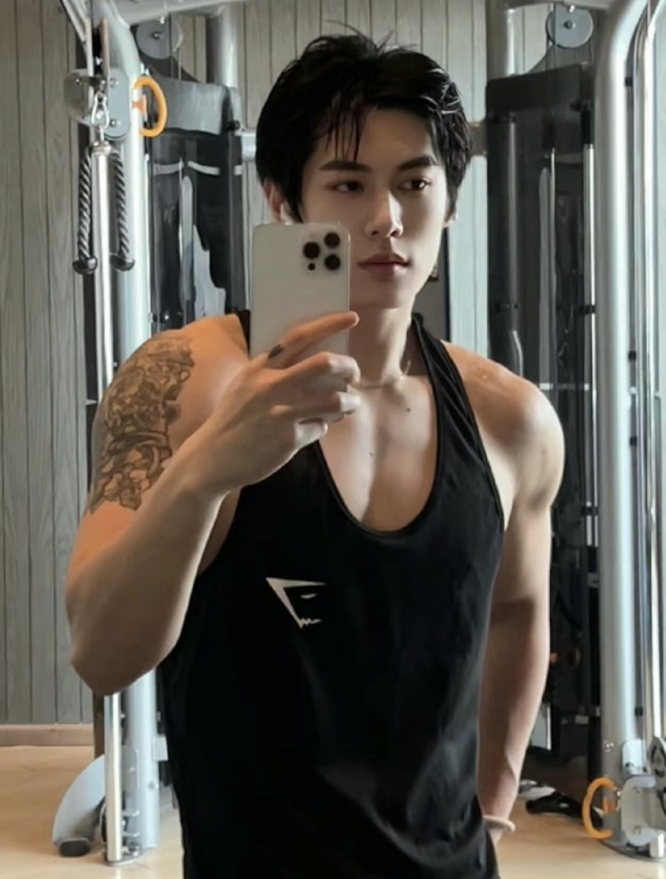 当我开始练肩背| #健身# 脸和身材还匹配吗#帅哥