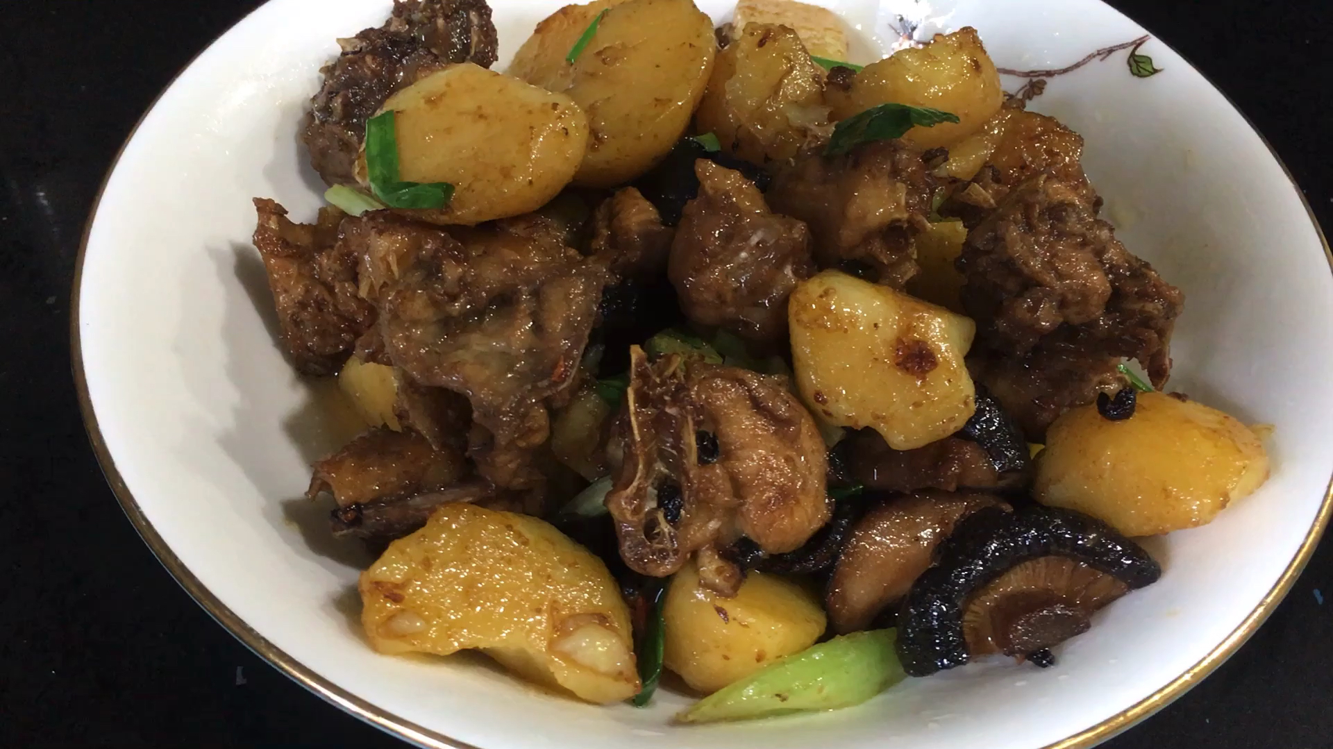 土豆烧鸡的家常做法,鸡肉软烂土豆入味,大人小孩都爱吃