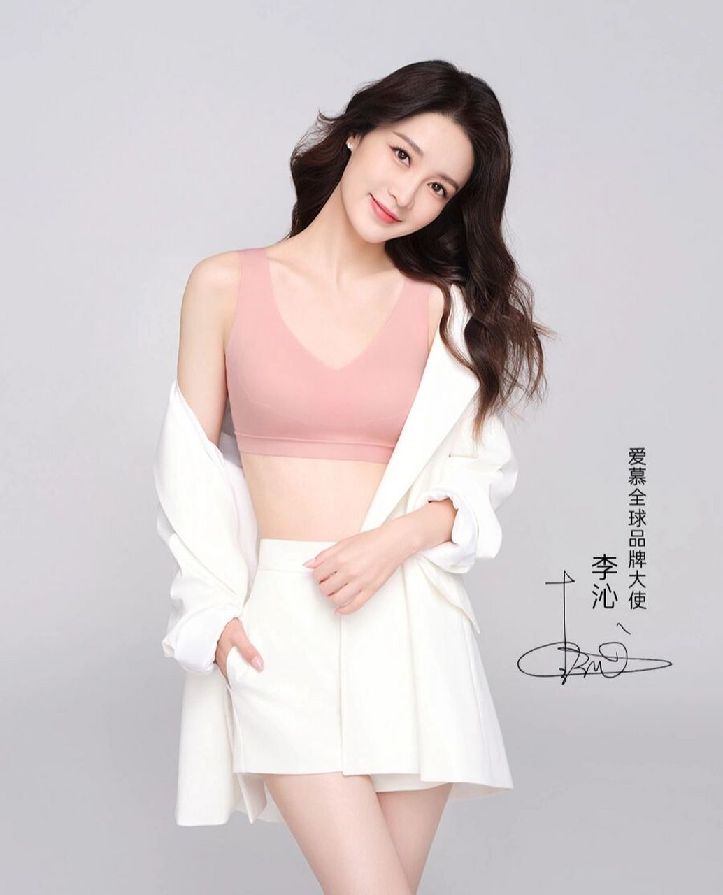 李沁为内衣品牌代言拍写真穿搭,造型大胆有魅力,尽显成熟女性的时尚美