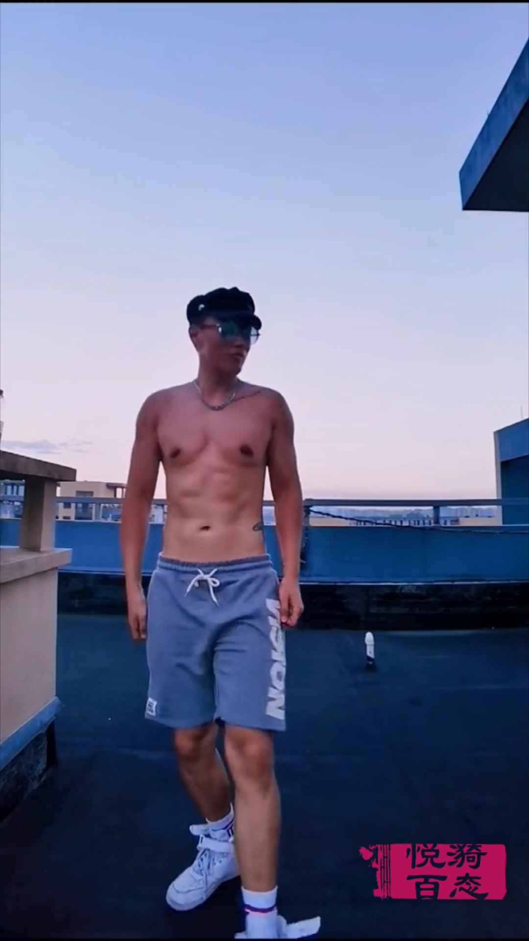 潮范肌肉男在天台上秀舞技,精致的胸肌和腹肌成功吸引视线
