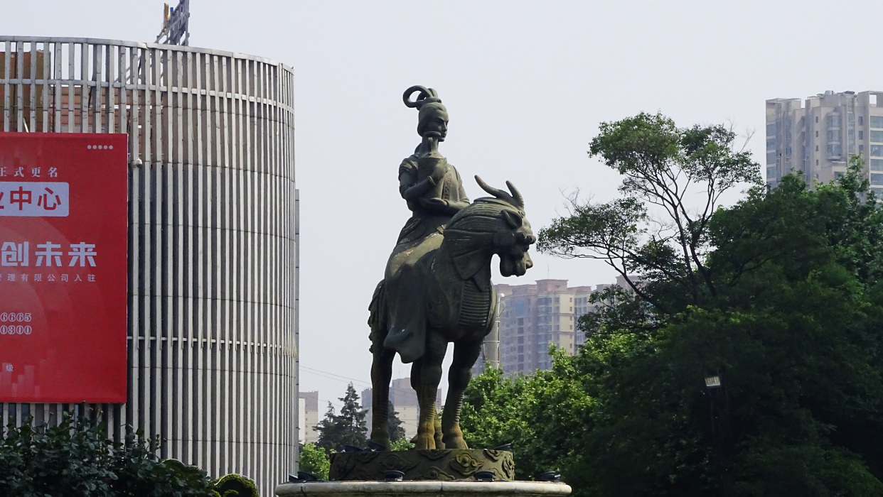 《麒麟蕨瑞庆千祥》曲靖麒麟花园全新地标性立体绿雕建成