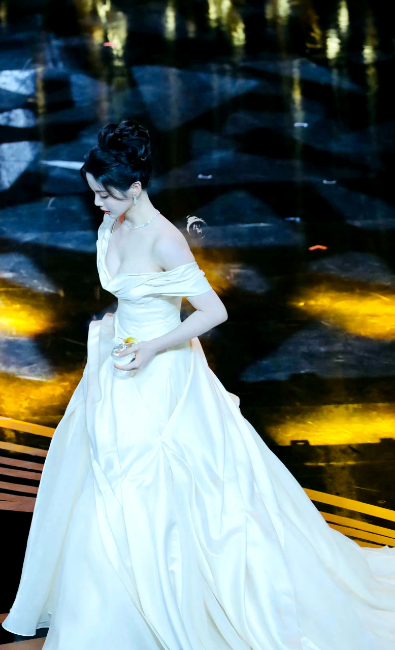 这身白的礼服真的封神了#虞书欣