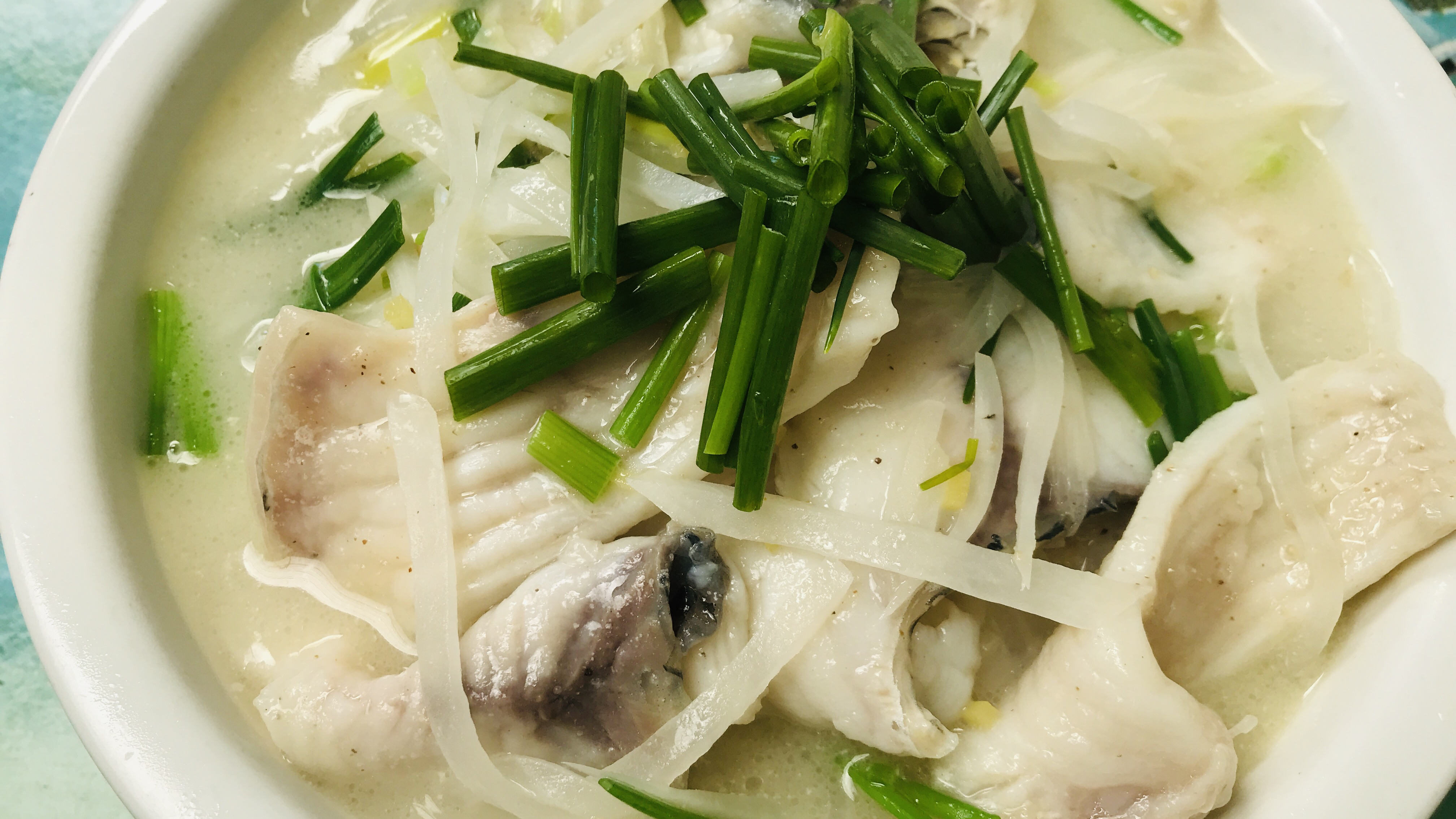 葱香萝卜鱼的家常做法,汤浓味美,营养丰富,四川人就爱这样吃