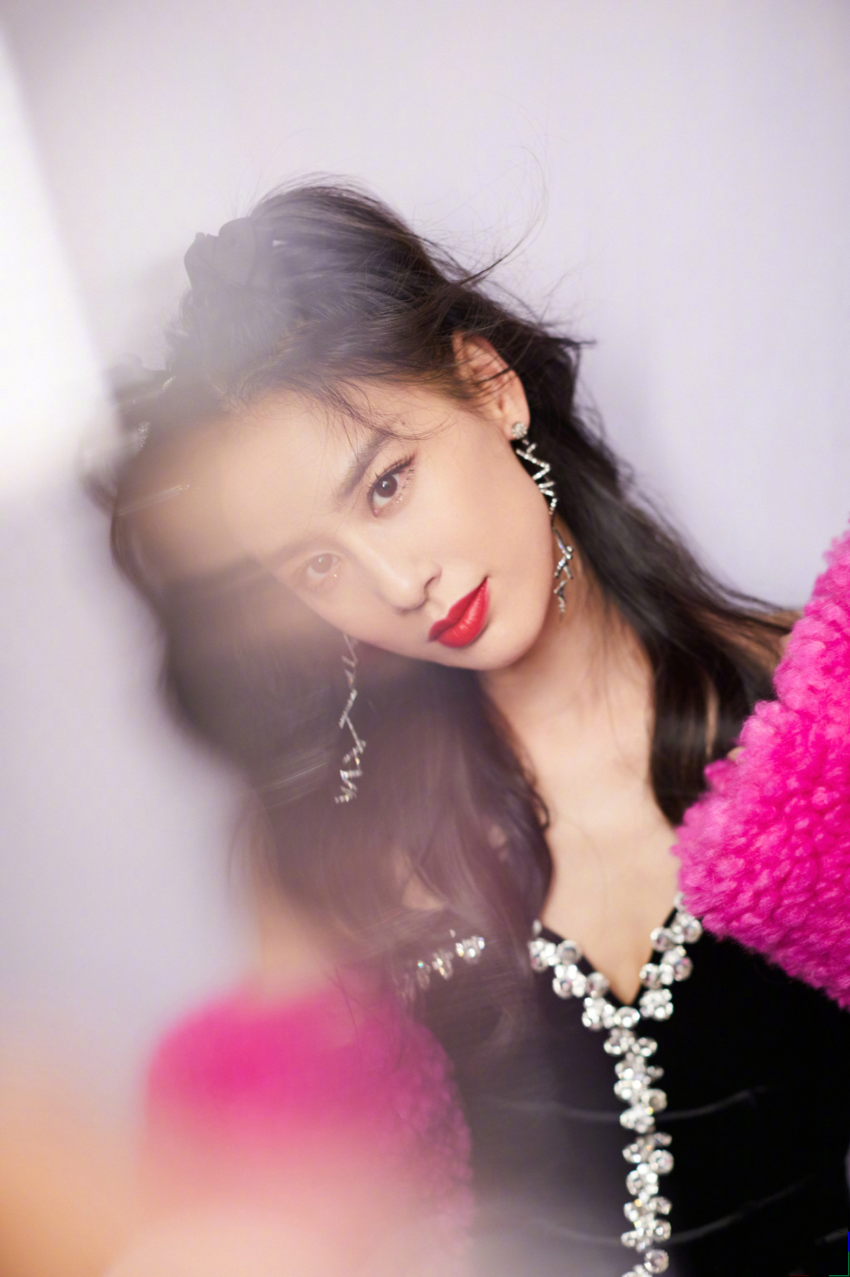 娱乐明星黄圣依双马尾,戴个性化耳坠,这妆容宛如少女般好看