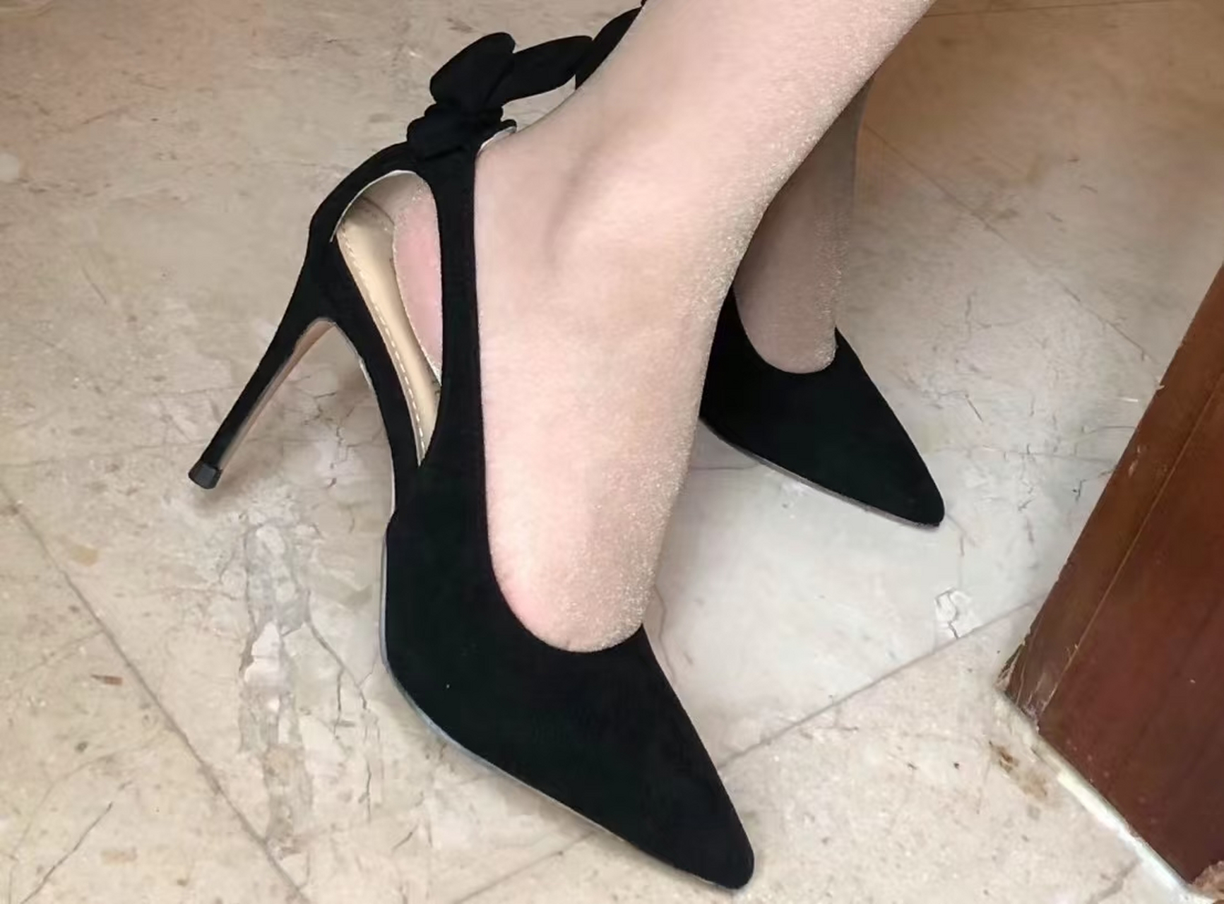 我喜欢听高跟鞋踩在地板砖上"哒哒哒"的声音!