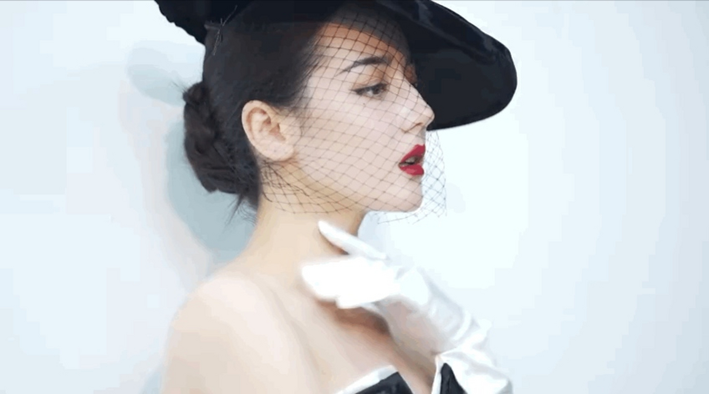 看迪丽热巴真的好美啊,浓颜系美女太适合大红唇浓妆了,高贵冷艳优雅集