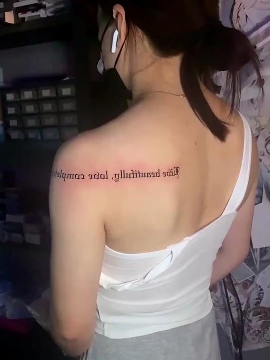 小姐姐后背个性纹身,非常的漂亮