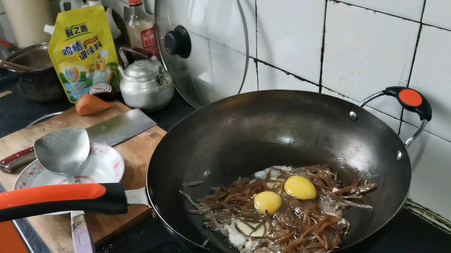 山东临沂下大雨,咸菜疙瘩炒鸡蛋、老式油饼,农村生活就这么简单