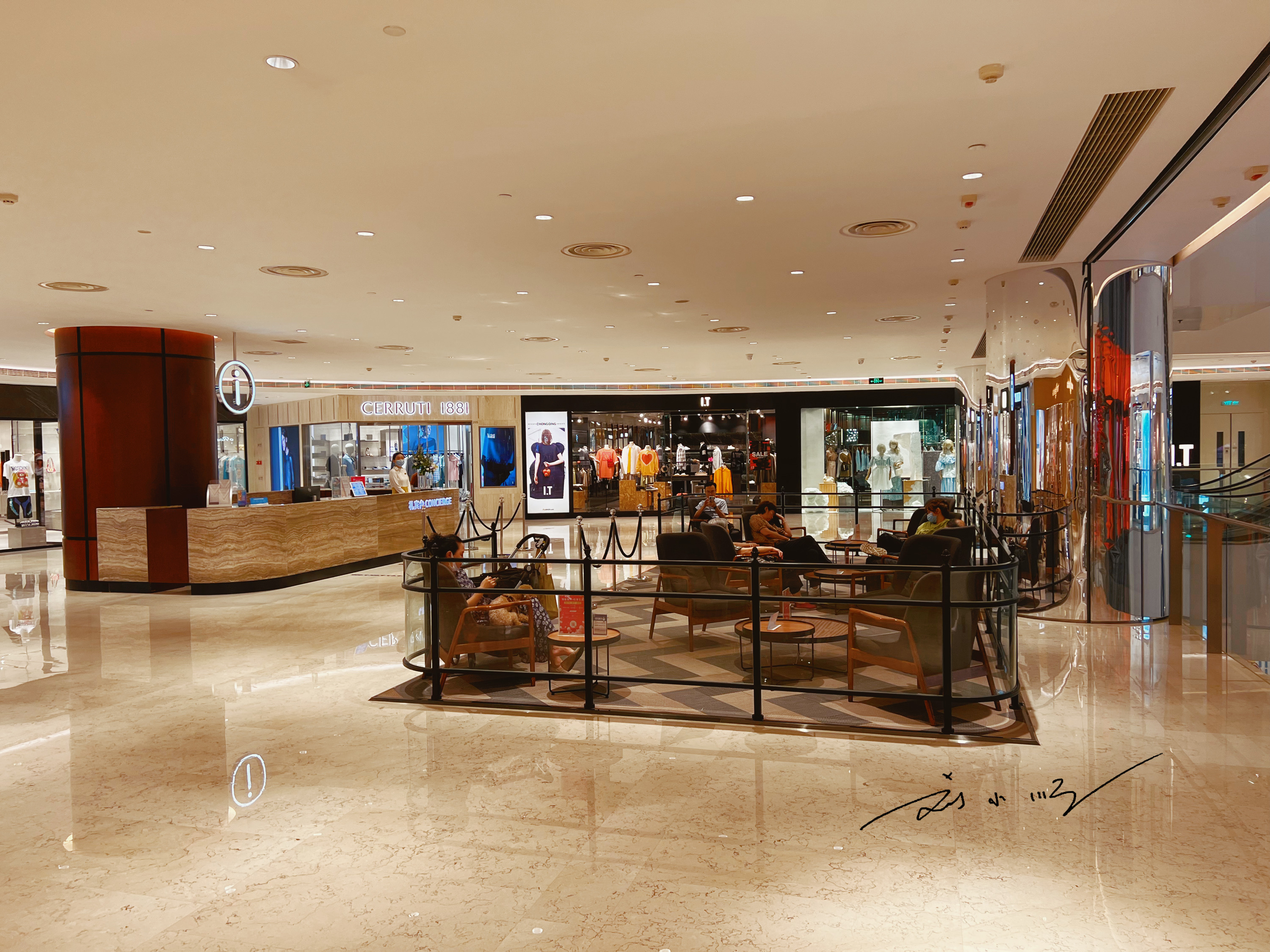 重庆解放碑旁边有个重庆时代广场,以前叫美美百货,你来逛过吗?