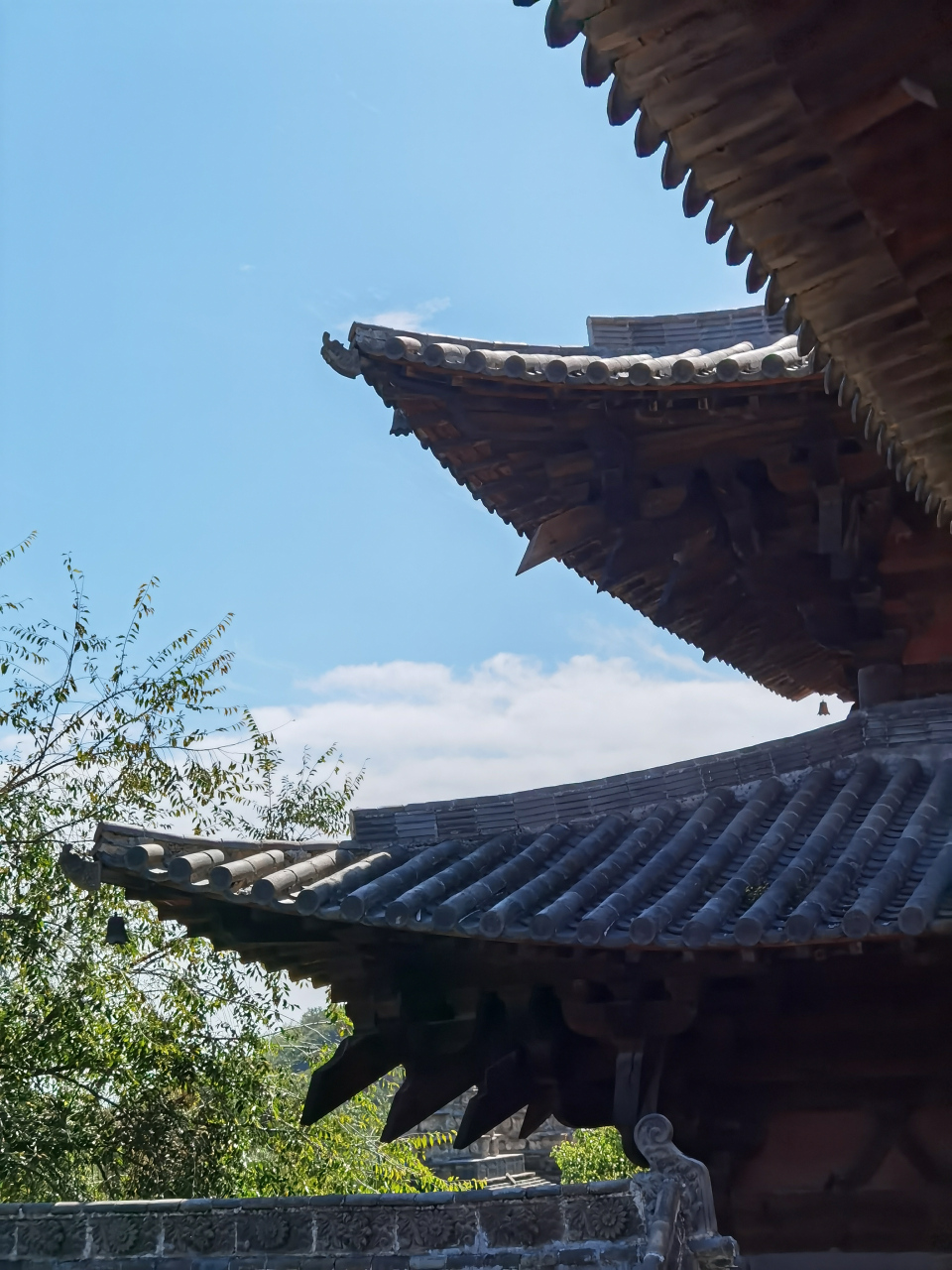 太原开化寺. 山西很土,不过土的很有逼格. 庙都修在土里.