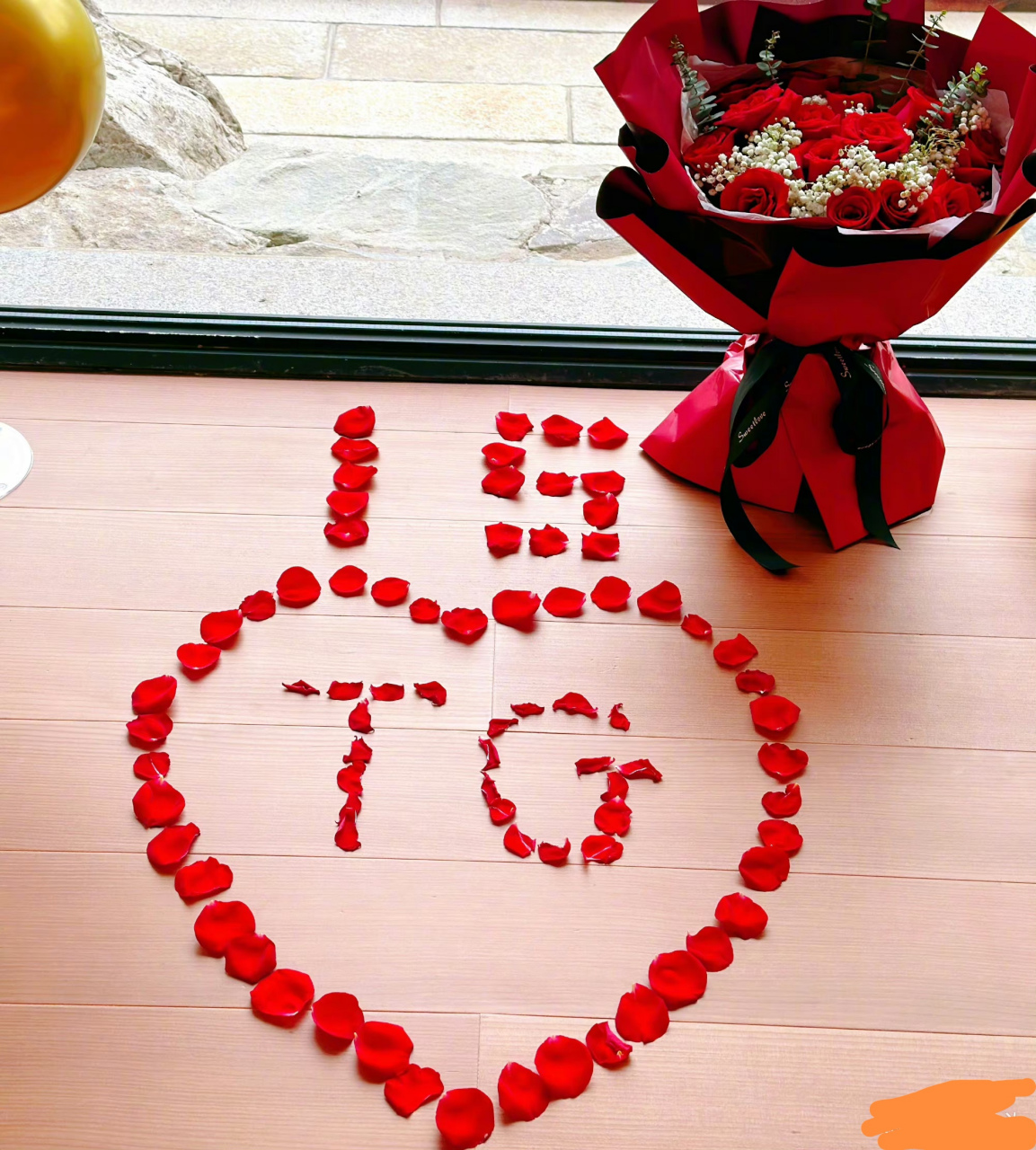 佟大为昨天发文:15周年婚礼纪念日快乐,永远爱你呦,太甜蜜了.