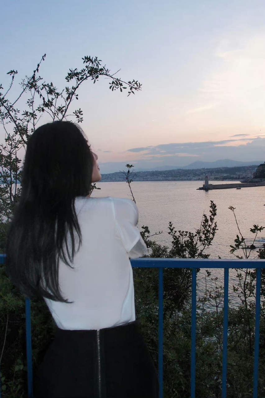 刘诗诗夕阳背影照,夕阳下的刘诗诗温婉动人 #刘诗诗