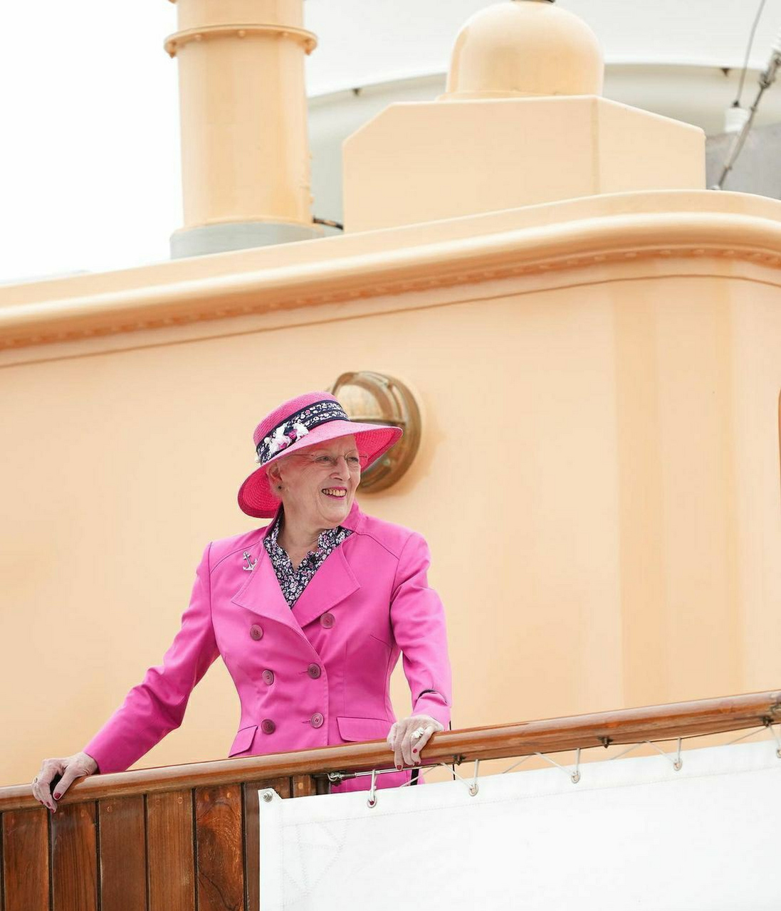 丹麦女王的"俏皮"帽子  玛格丽特二世也很喜欢戴帽子,她戴的帽子和英