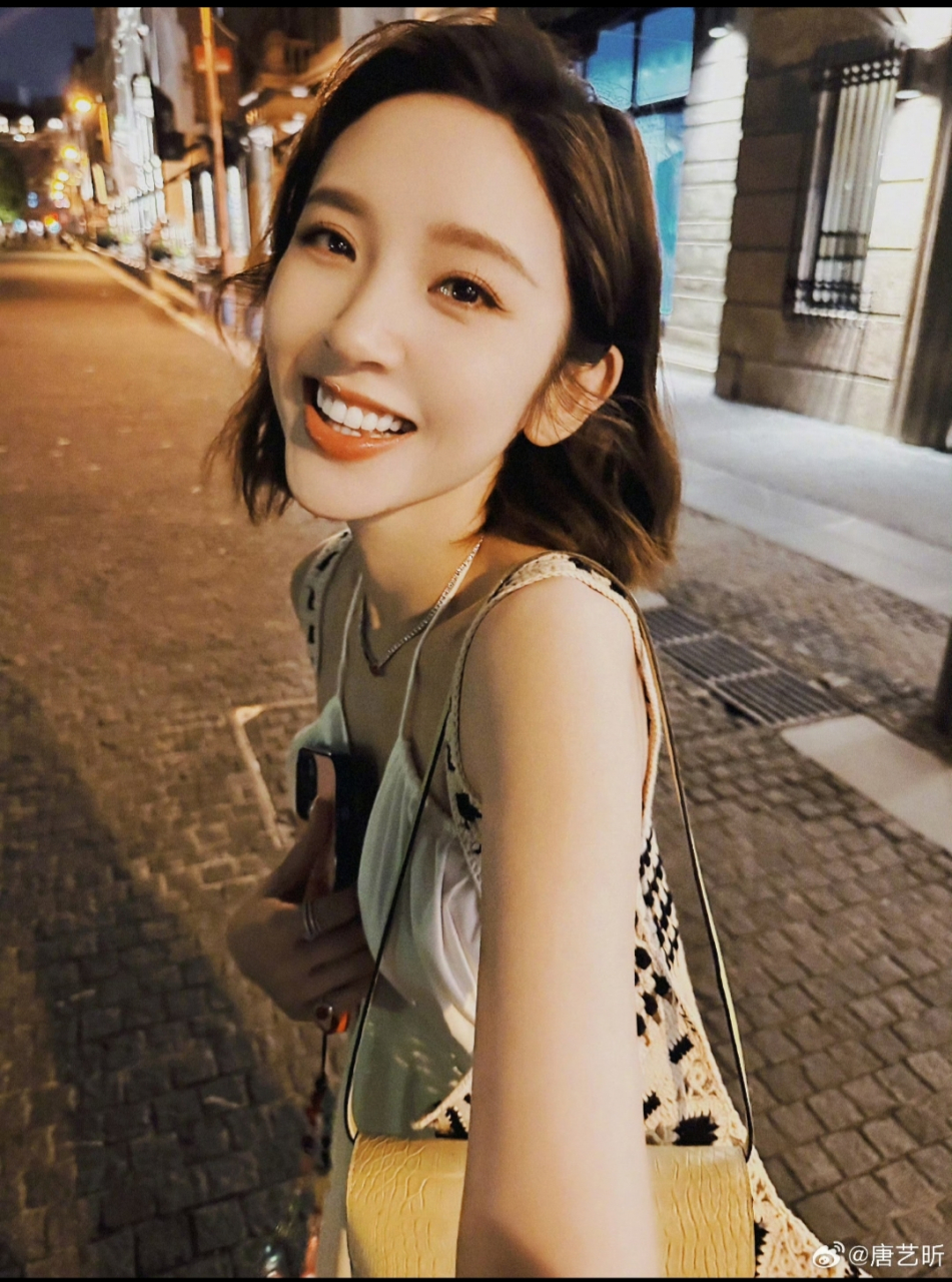 唐艺昕晒出日常随拍,笑起来真的好甜,好治愈.#每日娱乐播报