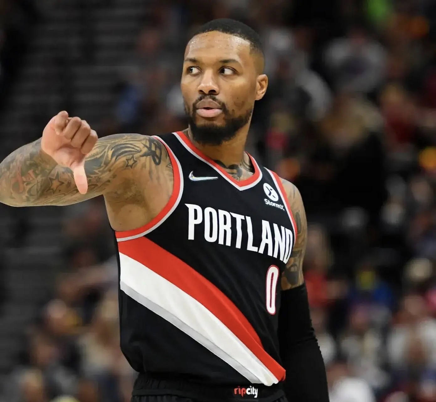 开拓者队23-24赛季的门票广告上已无利指导  看来利指导去热火的概率