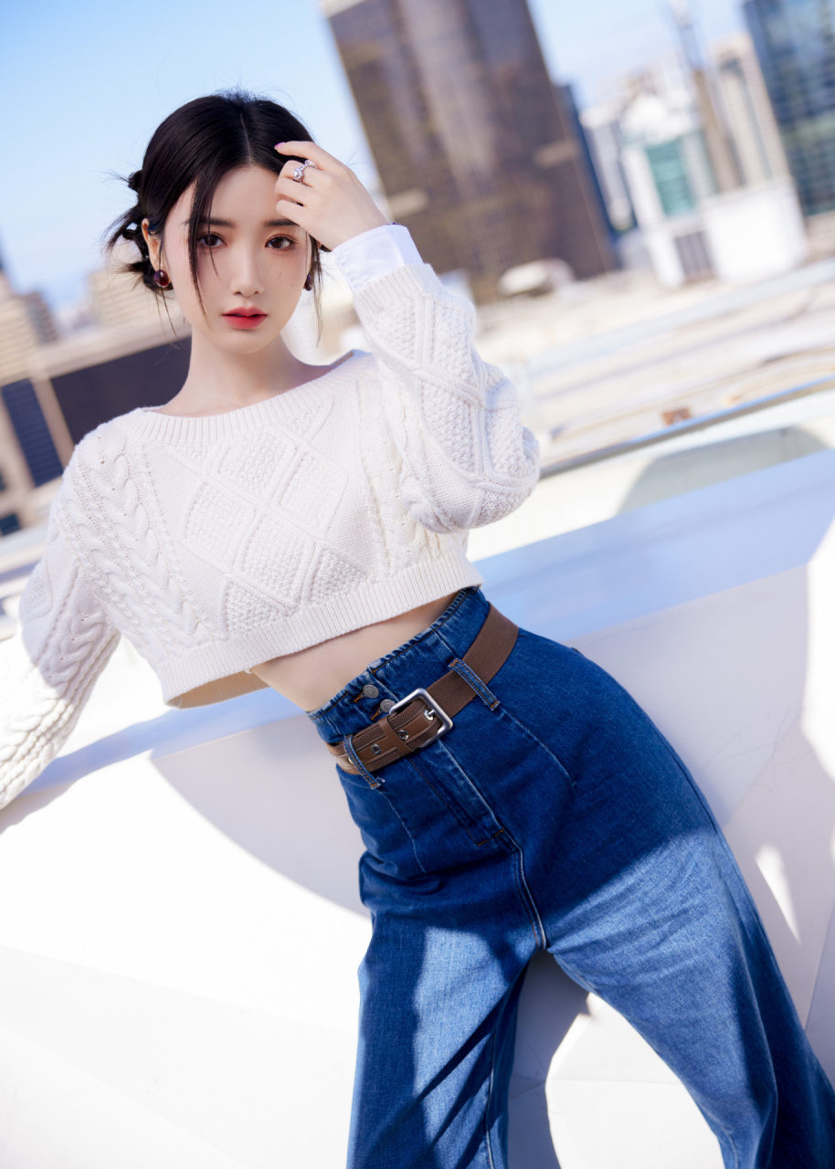 毛晓彤晒秋季造型,穿露脐毛衣搭配高腰牛仔裤,显瘦又显身高,妆容精致
