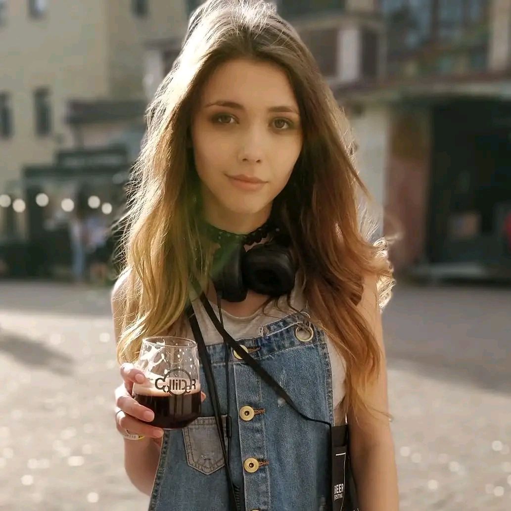 米拉阿祖尔milaazul被标注为天生丽质的乌克兰女演员