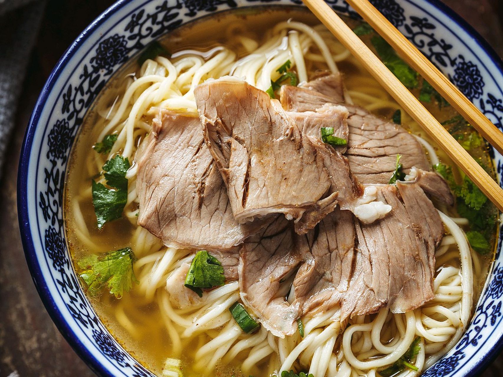 兰州牛肉拉面中的薄片牛肉,厨艺精湛,薄如蝉翼,滑嫩有弹性,是美食中的