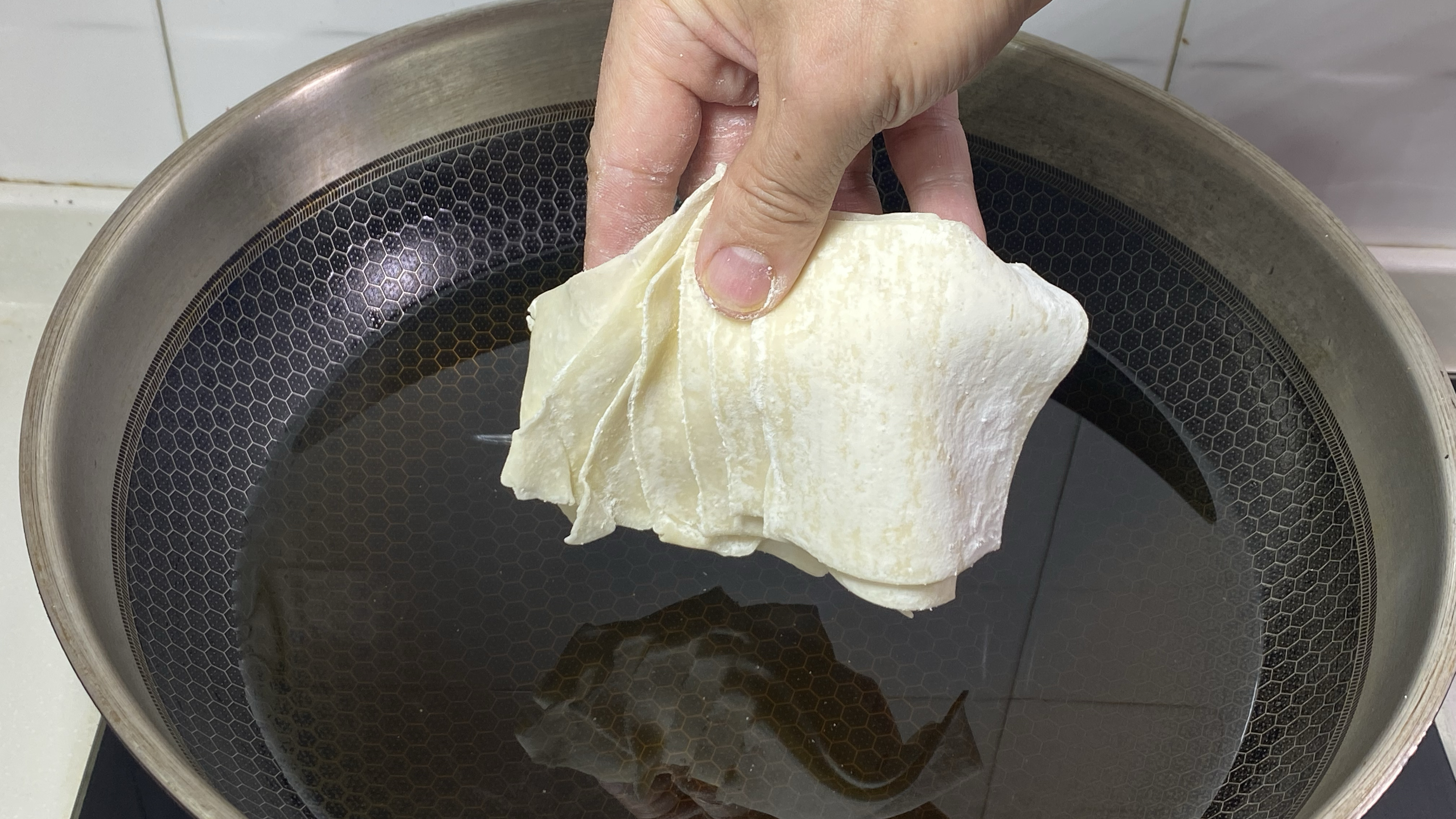 没想到馄饨皮还能这么好吃,放锅里一炸香甜酥脆,做法简单又美味