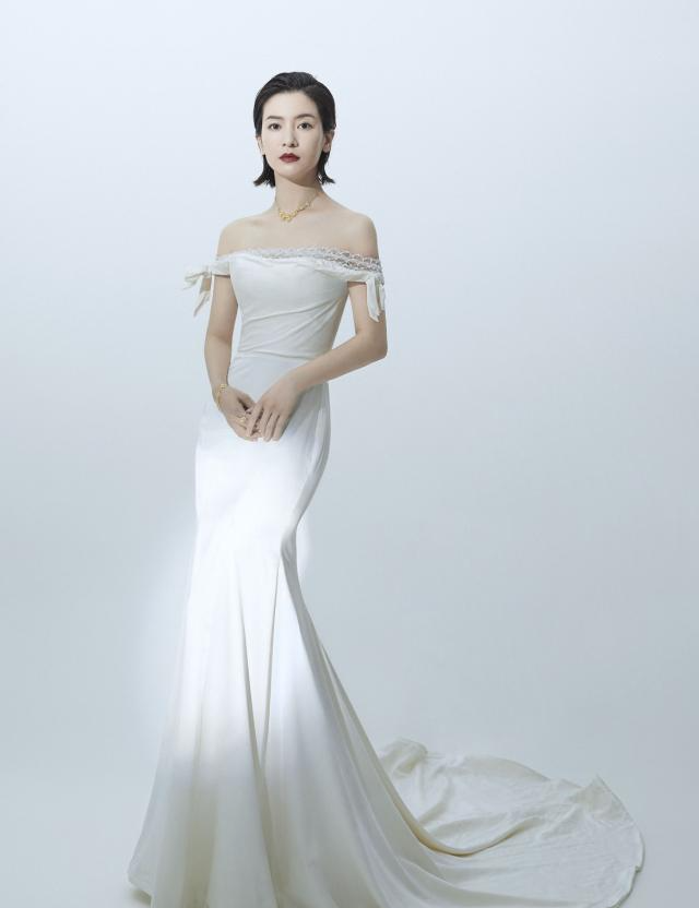 李晟这一身打扮太仙了,这气质辣妈里少见,尽显成熟女性魅力