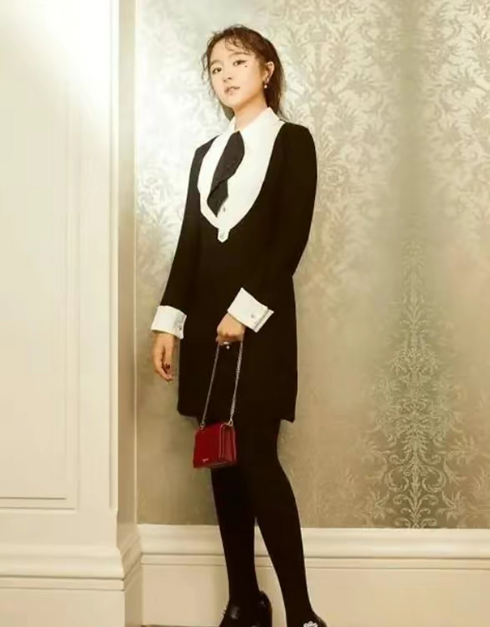 李兰迪太有女人味了,穿黑色丝袜秀美腿,网友:不愧是新时代女神