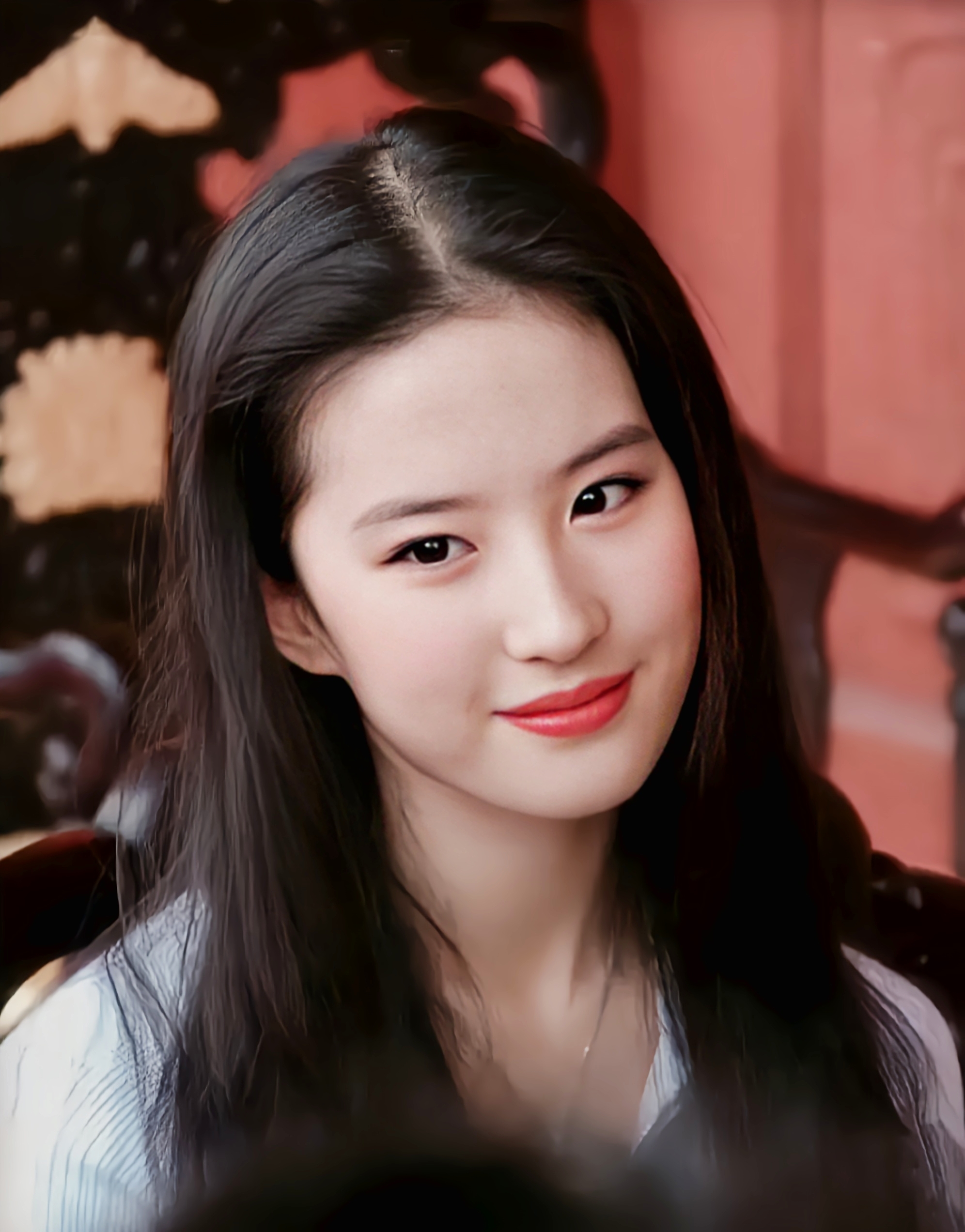 35岁刘亦菲,凭一张捧花照片再次出圈,果然是天仙下凡!