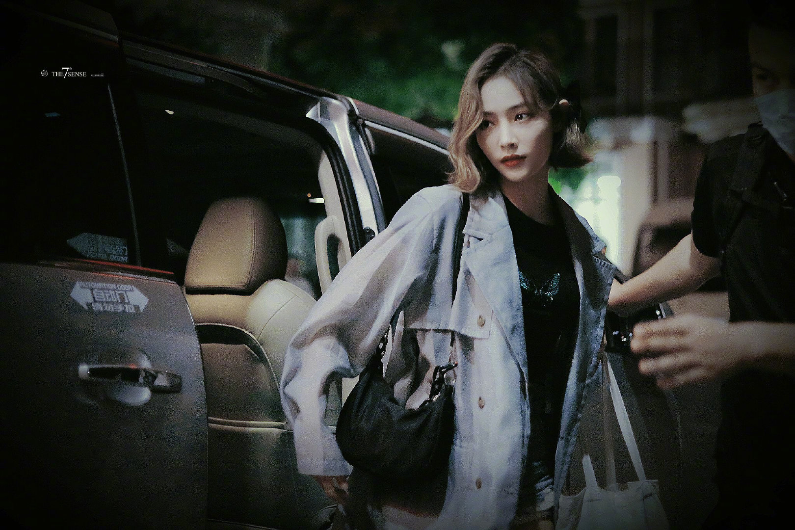 许佳琪一则私服分享,黑色亚克力链条法棍包更显复古精致