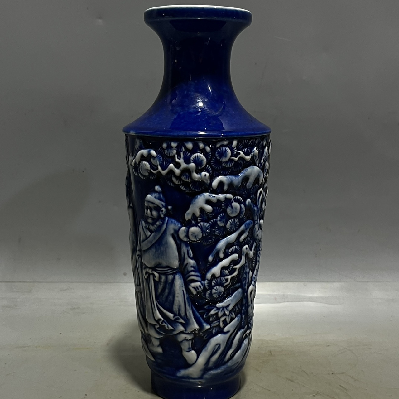 大清乾隆年制,高浮雕,单色釉霁蓝釉花瓶