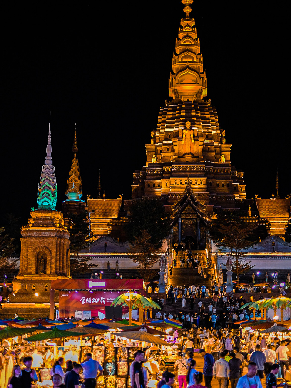 西双版纳星光夜市 99|||晚上的星光夜市人真的人山人海 各种各样的