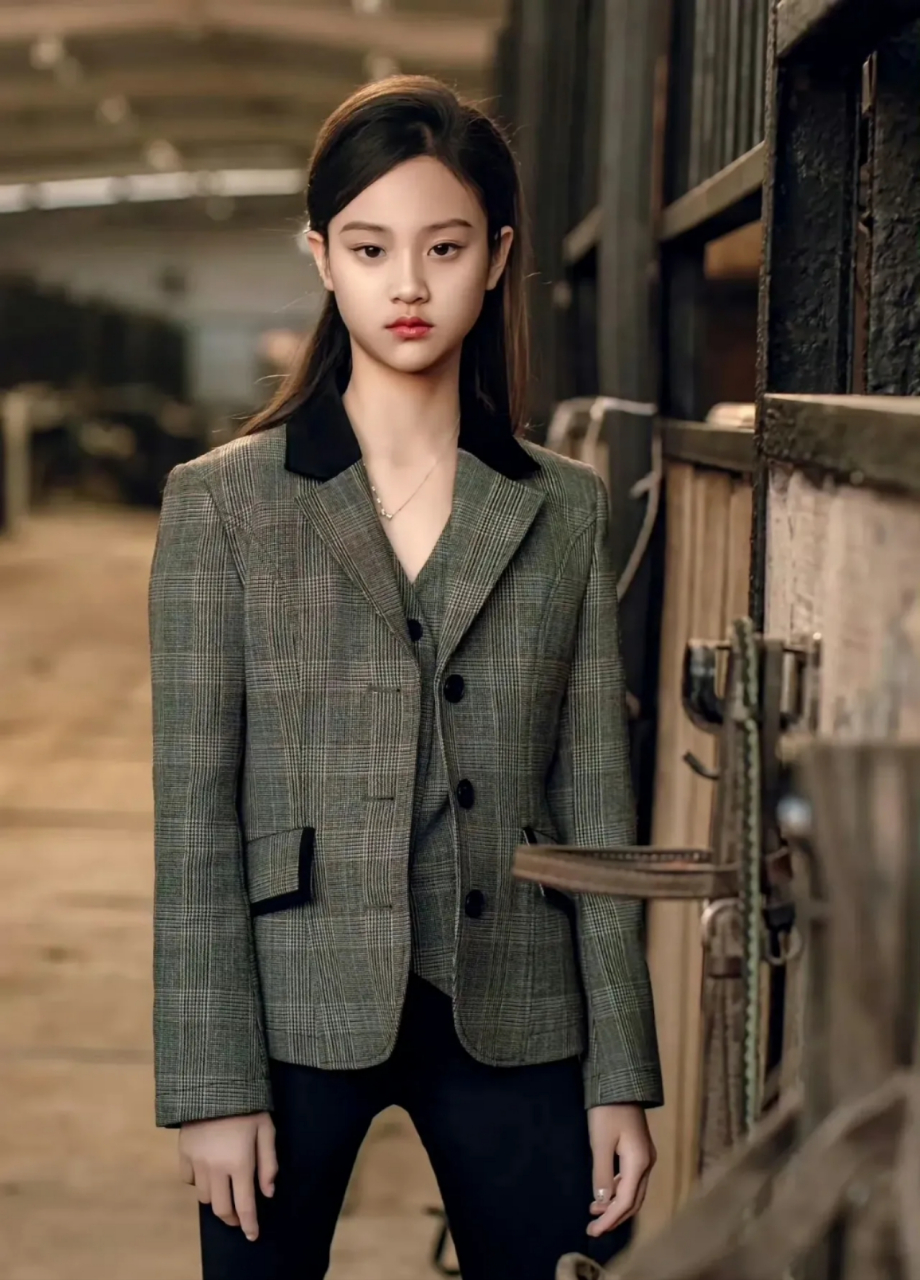 跟贾乃亮好像啊! 刚刷到甜馨跟妈妈李小璐拍的一组马场写真