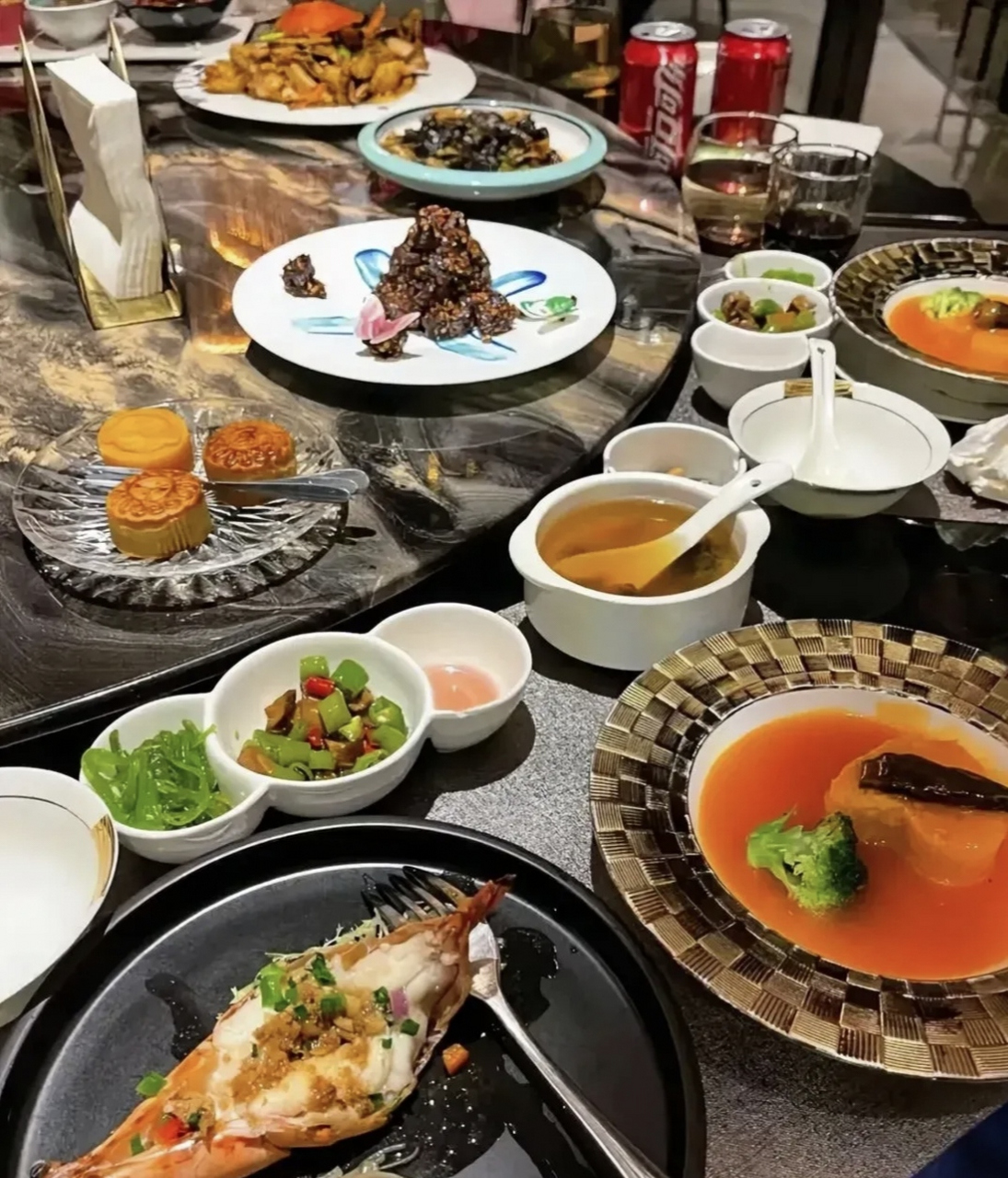 赵总请客户吃饭,一共花了8000多,结账的时候,公司出纳核对了一下,发现