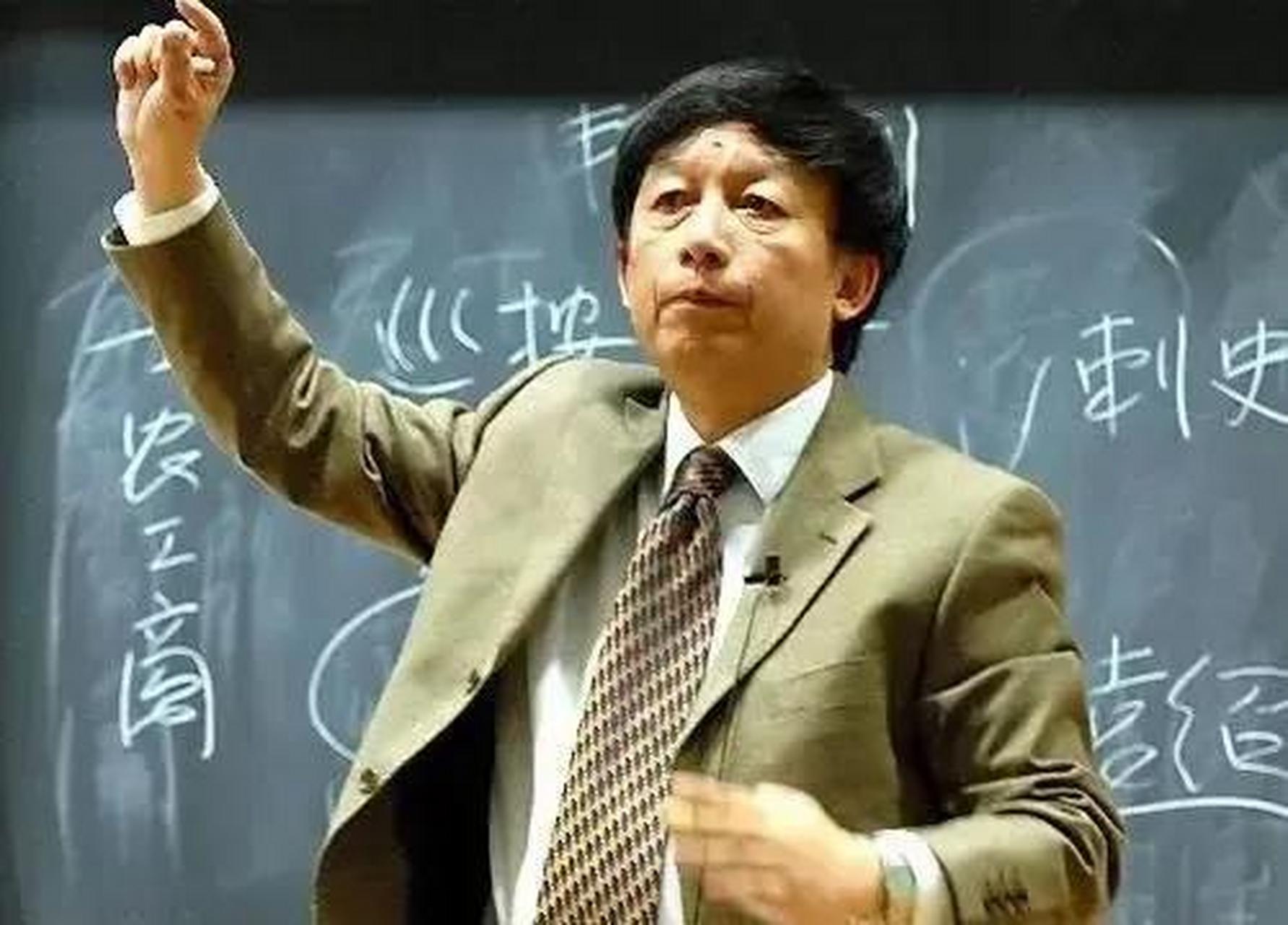 有一次,易中天在央视节目《开讲啦》上做演讲,突然台下一位名校大学生