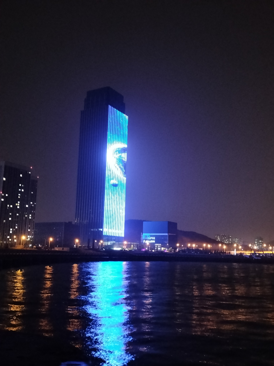 南海中心一亮灯,就像是放在海边的大手电筒.